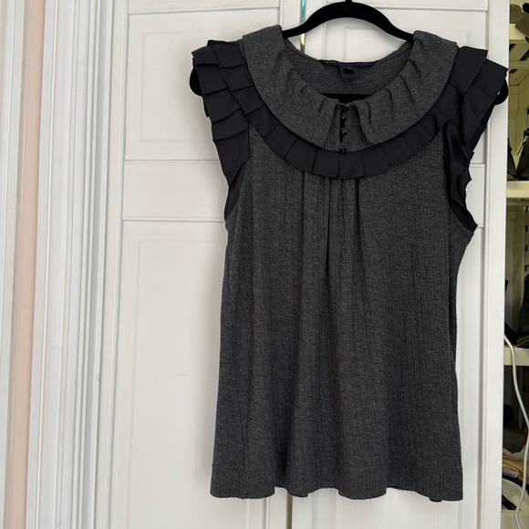 Cute grey ribbed sleeveless top with 4 jet button closure and black pleated edge - Picture 1 of 10